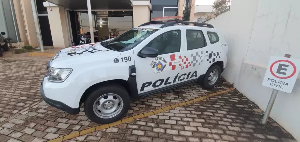 Homem é preso após ser denunciado pela própria mãe por agredir companheira com pauladas e faca no pescoço em Ipaussu