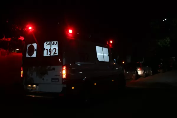 Jovem fica inconsciente após carro bater contra árvore em Ourinhos