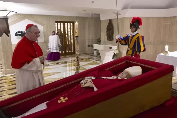 Vaticano divulga primeiras imagens do Papa Francisco no caixão; funeral será definido nos próximos dias
