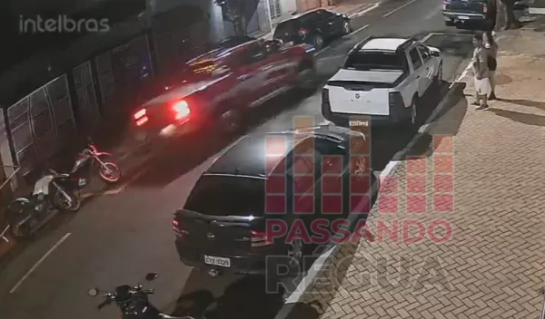 Vídeo revela dinâmica de acidente no centro de Ourinhos; caminhonete atingiu seis veículos 