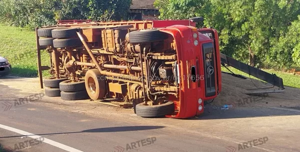 Caminhão tomba na SP-327 em Santa Cruz do Rio Pardo e deixa motorista levemente ferido