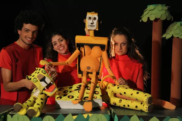 Teatro Portátil leva espetáculo “Bichos Vermelhos” a Chavantes e Ourinhos