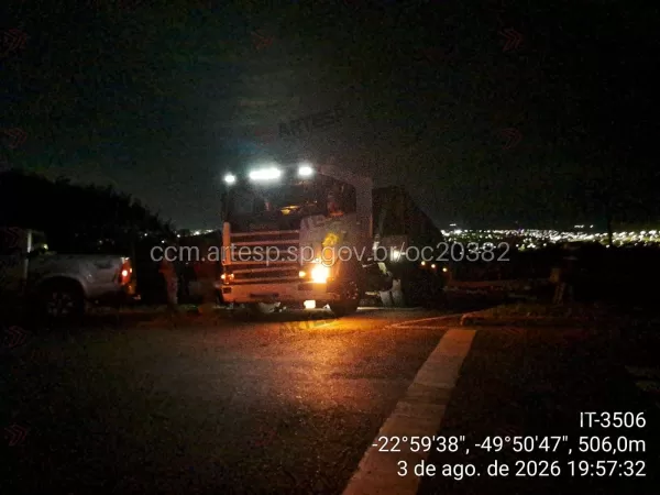 Pane mecânica em carreta interdita alça de acesso da Raposo Tavares por cerca de três horas em Ourinhos