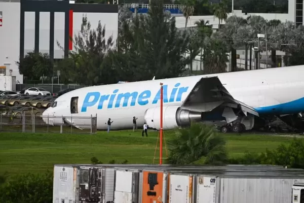 Avião cargueiro sai da pista e deixa cinco mortos e cinco feridos em Miami
