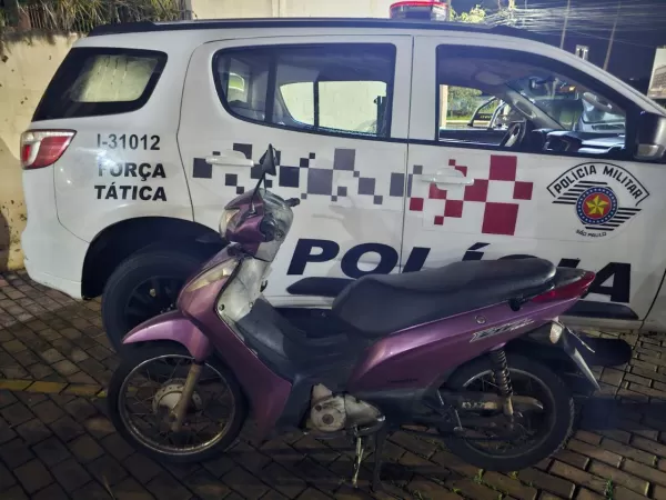 Moto levada por homem desaparecido é recuperada pela PM com menores; veículo teria sido trocado por droga