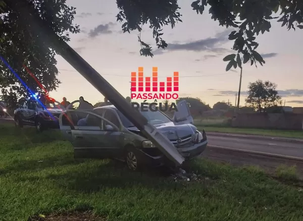 Carro atinge poste na entrada de Salto Grande e deixa homem com ferimento leve