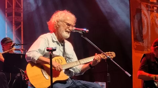 Renato Teixeira encanta público de Ourinhos em show no Sesi