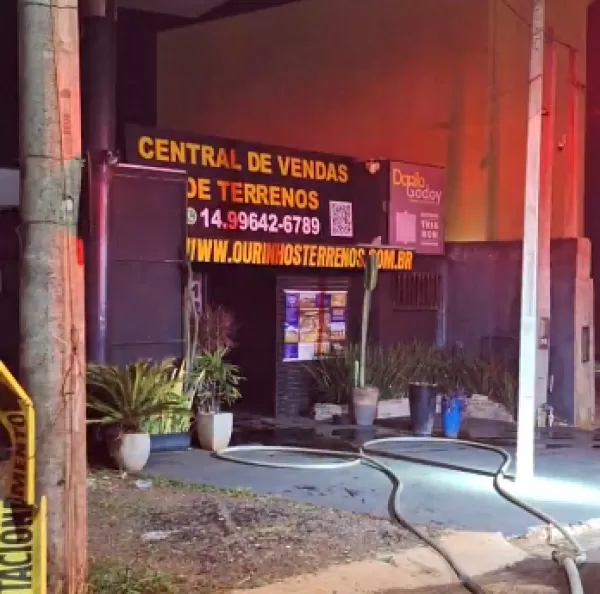 Incêndio atinge imobiliária na noite de sexta-feira em Ourinhos; ninguém ficou ferido