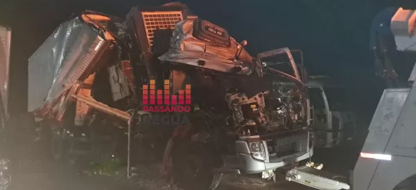 Caminhão bate na traseira de carreta e deixa motorista ferido na SP-270 em Itaí