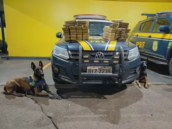 PRF apreende 54kg de pasta base de cocaína com bolivianos em Ourinhos