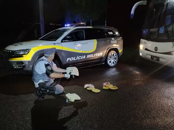 Polícia Rodoviária apreende mais de 7 kg de pasta base de cocaína em ônibus na Rodovia Orlando Quagliato, em Ourinhos