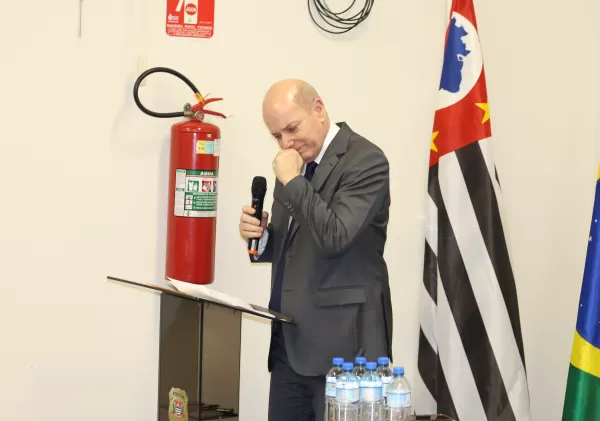 Dr. José Crisci Manzano não segura as lágrimas ao tomar posse como o novo delegado Seccional de Ourinhos