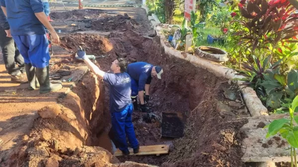 Ourinhos Saneamento inicia reparo na Rua Chile e encontra registro da adutora principal da cidade