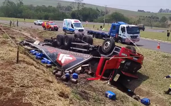 Caminhão tomba em Bandeirantes e causa interdição na BR-369