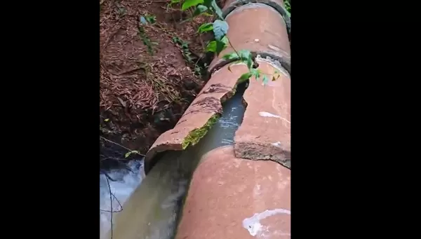 Vereador denuncia despejo de esgoto próximo de rio de Ourinhos; empresa tenta solução