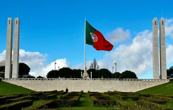 Portugal aprova lei mais rígida para imigrantes; mudanças afetam diretamente brasileiros
