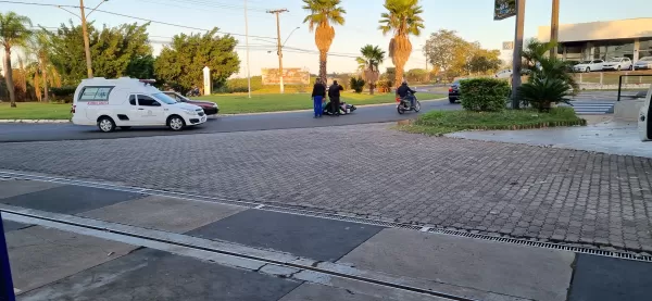 Acidente entre carro e moto é registrado na Avenida Luiz Saldanha Rodrigues em Ourinhos