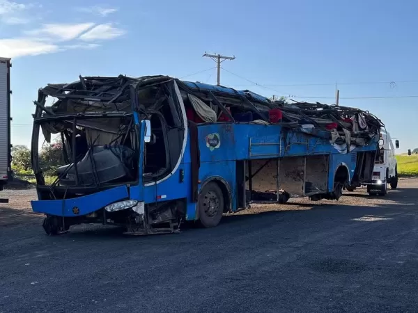 Acidente com ônibus com trabalhadores rurais sem autorização da ANTT, que tombou na BR-153, deixou seis mortos em Marília
