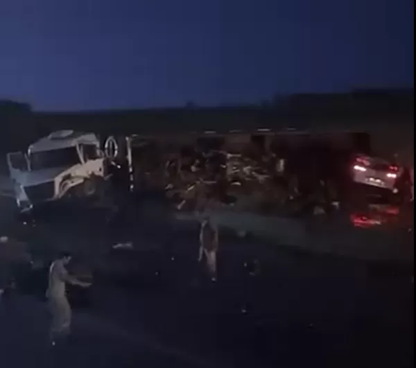 Acidente entre caminhão e carro provoca lentidão na Rodovia Raposo Tavares entre Palmital e Ibirarema