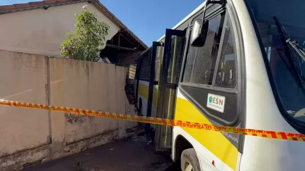 Ônibus desgovernado invade casa com crianças em Bariri (SP); ninguém ficou ferido