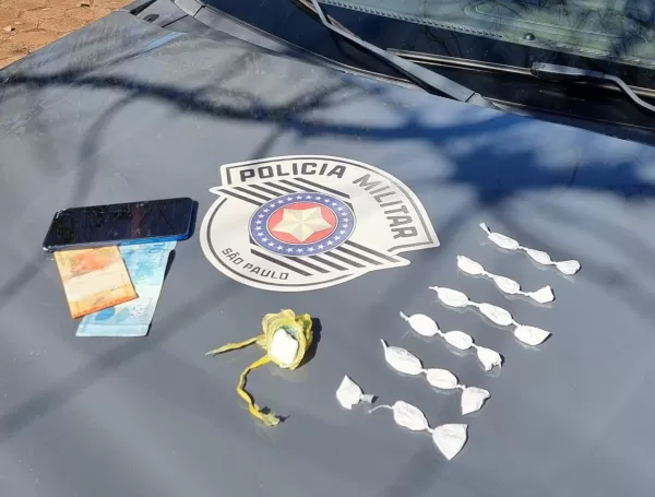 Equipe K9 do 13º BAEP da Polícia Militar prende jovem por tráfico de drogas em Santa Cruz do Rio Pardo