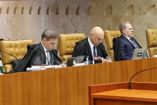Após pedido de vista, STF interrompe sessão sem definir se junta ou mantém separados casos de Moraes e Mendonça