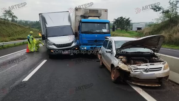 Motorista para após acidente para ajudar e carro é atingido por caminhão na SP-294, em Garça; duas pessoas ficam feridas