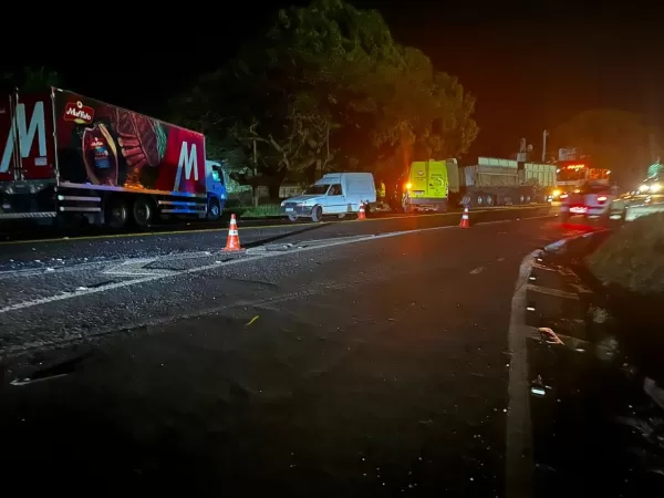 Colisão entre caminhão, van e bitrem deixa dois feridos na BR-369, em Andirá