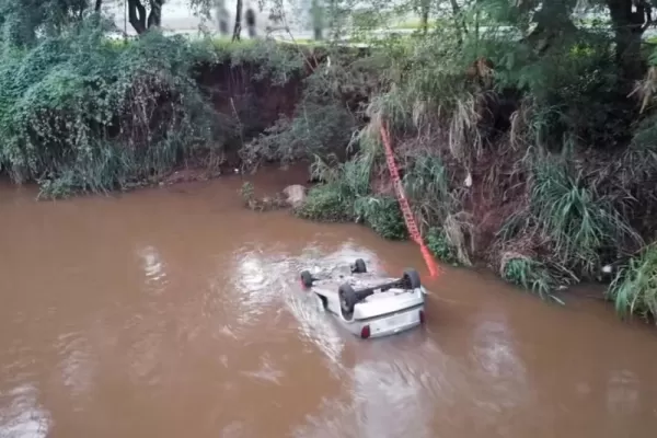 Motorista morre após carro cair no Rio Jaú