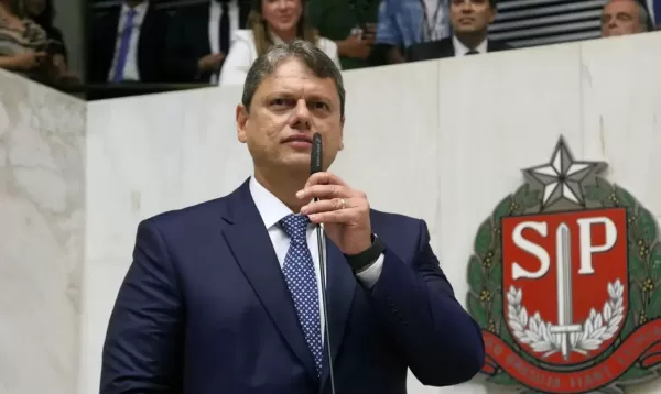 Lei que proíbe celular em escolas públicas e particulares do estado de São Paulo é sancionada; veja o que muda