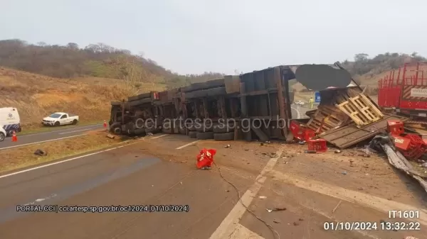 Caminhão com destino a Ourinhos tomba em rodovia na região
