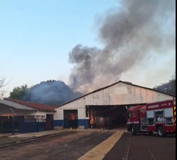 Bombeiros controlam incêndio em barracão usado por concessionária de ferrovia em Ourinhos; Vídeo 