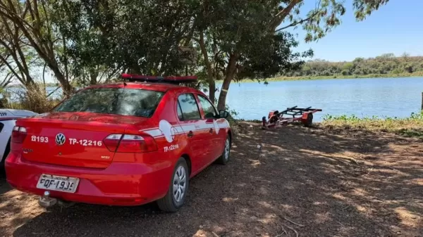 Barco vira no Rio Tietê em Macatuba; três pescadores são resgatados e um segue desaparecido