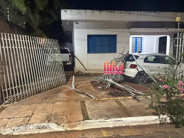 Caminhoneiro embriagado provoca destruição no Centro de Ourinhos, derruba portão de casa e danifica estruturas de missa na Catedral