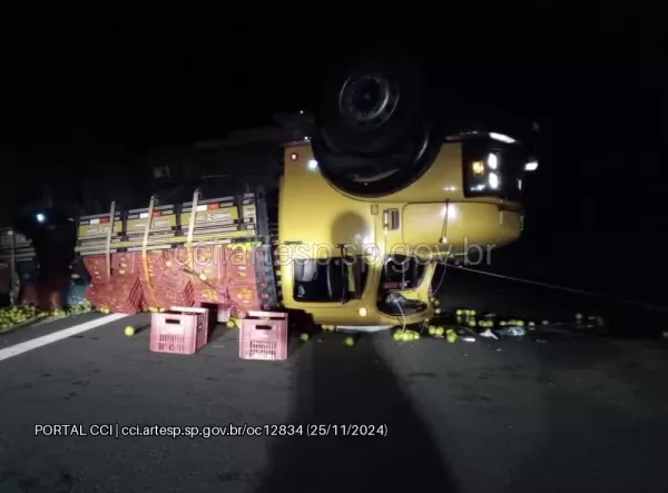 Caminhão carregado de laranjas tomba e interdita trecho de rodovia na região 