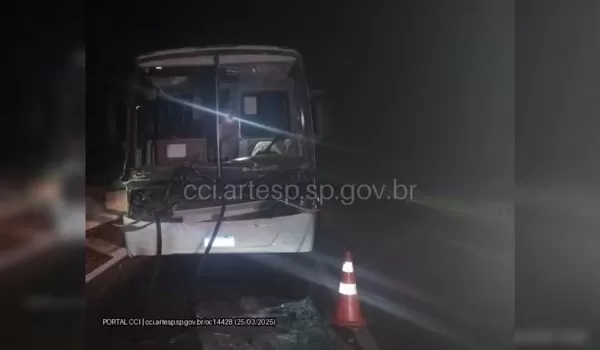 Acidente entre ônibus e caminhão deixa 36 feridos na SP-258 em Itapeva