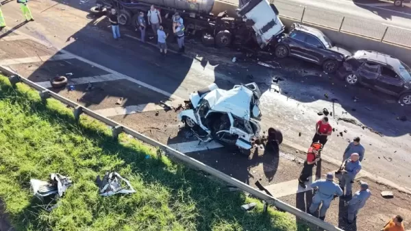 Engavetamento com 10 veículos deixa seis feridos e provoca congestionamento na SP-225, em Jaú