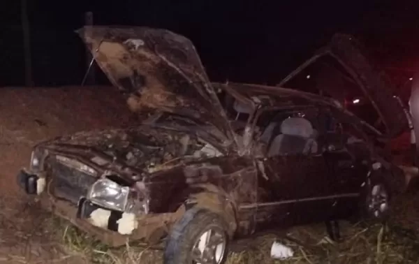 Casal morre após ser arremessado de veículo que capotou várias vezes em vicinal na região 