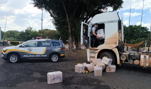 Polícia Rodoviária apreende mais de 440 kg de maconha após perseguição na SP-270 em Palmital