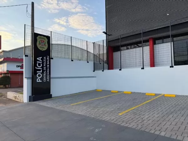 Jovem é preso em flagrante por importunação sexual ao filmar por baixo de saia de cliente em perfumaria