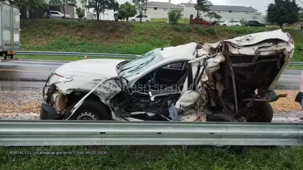 Motorista de caminhonete fica em estado grave após bater contra caminhão na SP-294