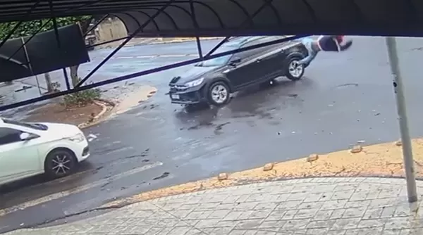 Vídeo: Motociclista fica gravemente ferido em acidente na Avenida Domingos Camerlingo Caló em Ourinhos