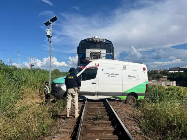 Ambulância é atingida e arrastada por trem em cruzamento ferroviário no Paraná; três passageiros ficam feridos