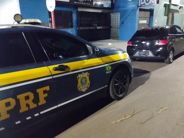 PRF recupera carro furtado e prende dois homens durante fiscalização na BR-369, em Cambará (PR)