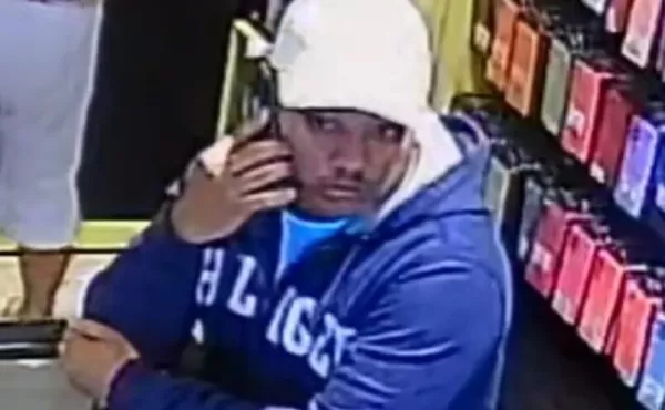 Homem finge ser cliente e rouba aparelhos de loja de celulares na região; vídeo