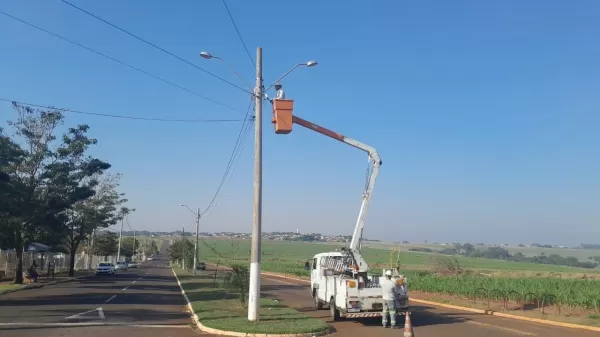 Avenida que liga o AME de Ourinhos ao Jardim Guaporé recebe iluminação a LED