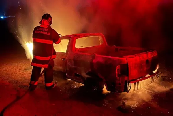 Saveiro é destruída por incêndio em São Pedro do Turvo