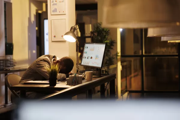 Afastamentos por burnout crescem 823% em quatro anos no Brasil