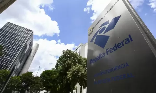 Leilão da Receita em SP tem iPhone 15 a partir de R$ 922 e caminhão por R$ 46 mil; veja como participar