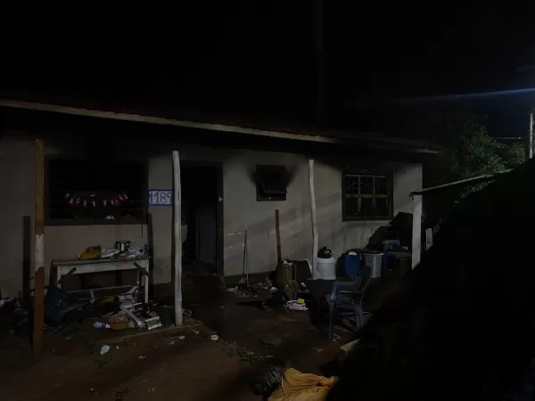 Incêndio atinge residência na Vila São Luiz, em Ourinhos, na noite desta segunda-feira